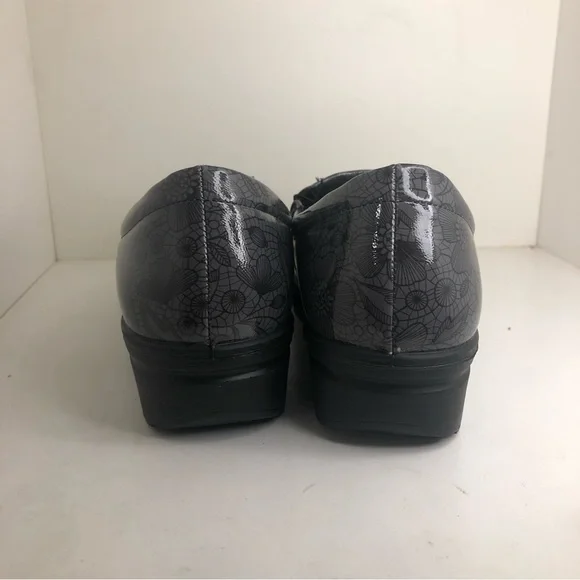 Easy Works by Easy Street Tiffany Slip Resistant Cushioned Work Clogs - Picture 4 of 7